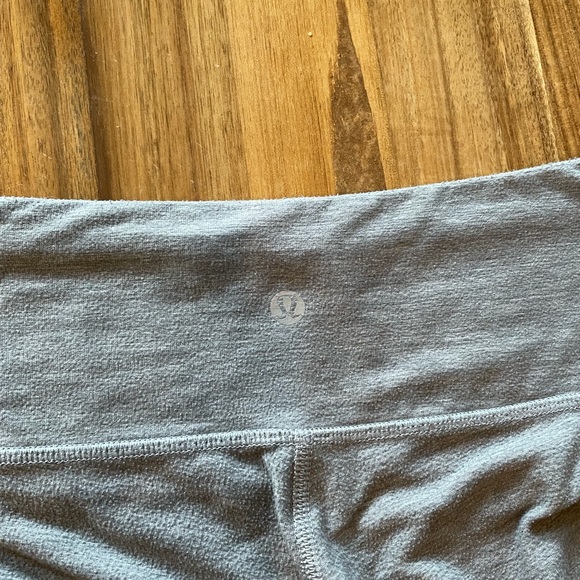 Lululemon Cropped Grey Legging.  Size 8. - Picture 4 of 4
